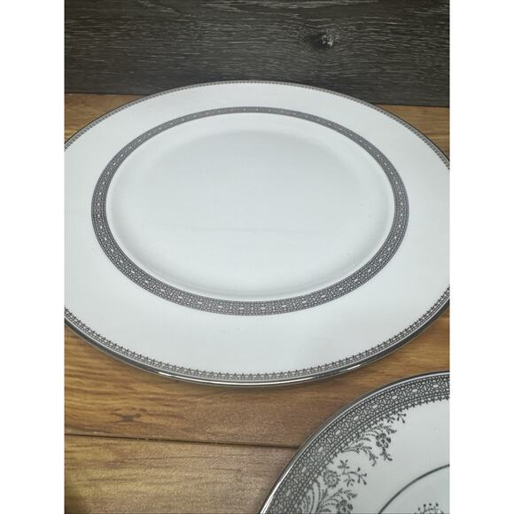 Vera Wang Wedgwood Lace Platinum 5-Piece Place Setting New - Picture 7 of 10